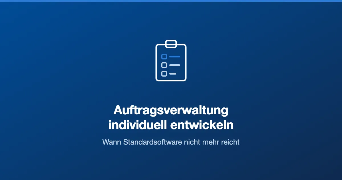 Klemmbrett mit Checkboxen auf blauem Hintergrund als Symbol für eine individuelle Auftragsverwaltung